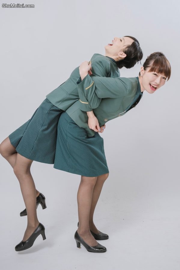 美丽的空姐们穿制服黑色丝袜在一起拍写真-第一部分[第15张/共41张]