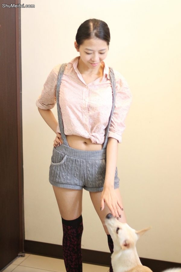 在家里分别换上了吊带短裤和短裙 哪个更漂亮?[第7张/共16张]