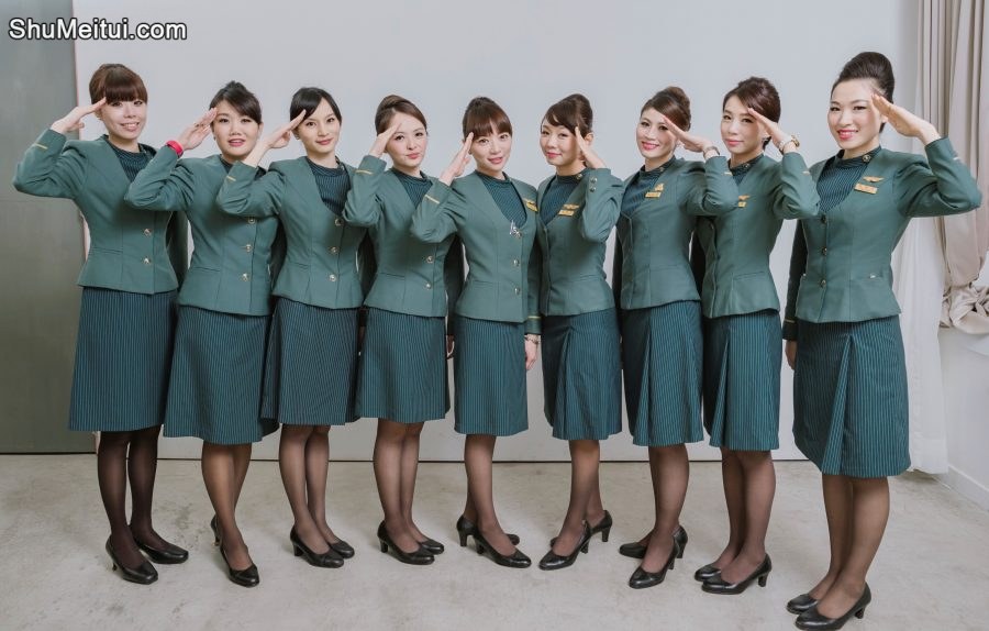 美丽的空姐们穿制服黑色丝袜在一起拍写真-第一部分[第16张/共42张]