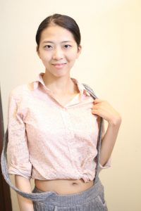 在家里分别换上了吊带短裤和短裙 哪个更漂亮?