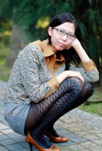 戴眼镜的人妻穿个性长筒袜子外拍 腿型真的很棒