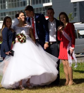 婚礼现场丰满的新娘和女嘉宾们的肉色丝袜2