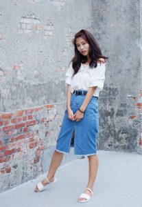 CC姐穿开叉牛仔裙外拍在水边把鞋也脱掉了