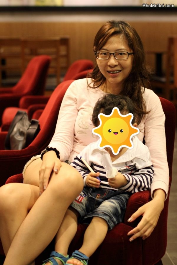 戴眼镜的已婚小美女在星巴克秀修长大腿[第4张/共6张]