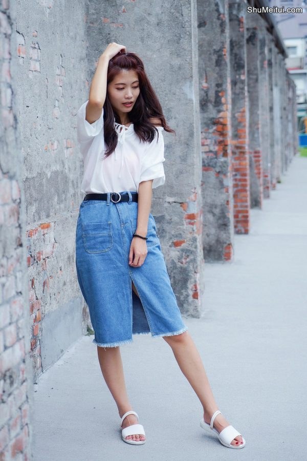 CC姐穿开叉牛仔裙外拍在水边把鞋也脱掉了[第12张/共41张]