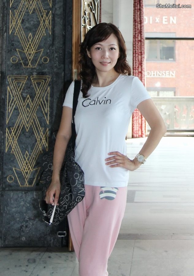 知风姐身穿粉色运动装畅游挪威小镇[第14张/共15张]