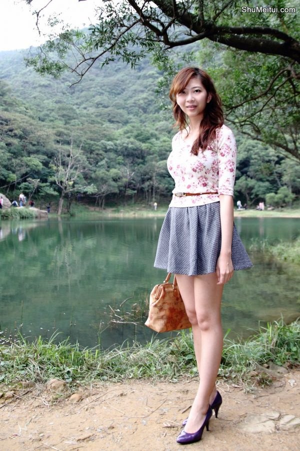 魅力的年轻人妻穿高跟鞋走进大自然[第1张/共8张]