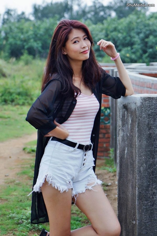 CC姐又再穿超短牛仔短裤秀美腿 不穿高跟鞋太可惜了[第50张/共50张]