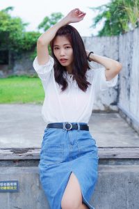 CC姐穿开叉牛仔裙外拍在水边把鞋也脱掉了