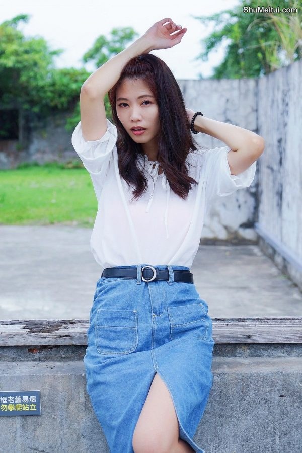 CC姐穿开叉牛仔裙外拍在水边把鞋也脱掉了[第37张/共41张]