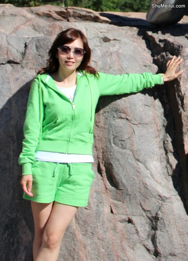 知风在赫尔辛基的蓝天白云下展示美好身材[第5张/共9张]