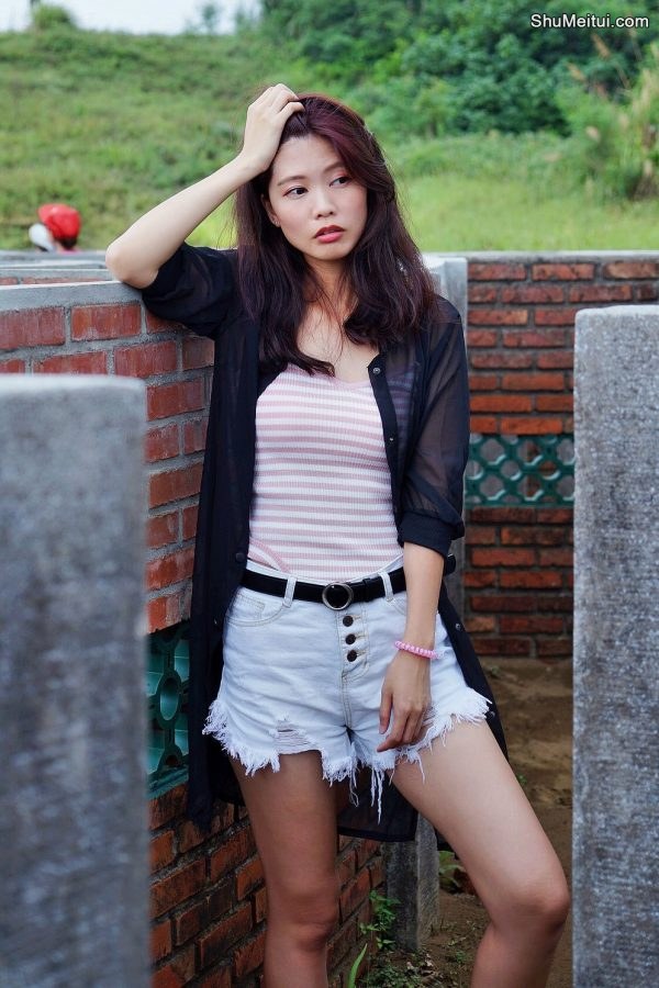 CC姐又再穿超短牛仔短裤秀美腿 不穿高跟鞋太可惜了[第48张/共50张]