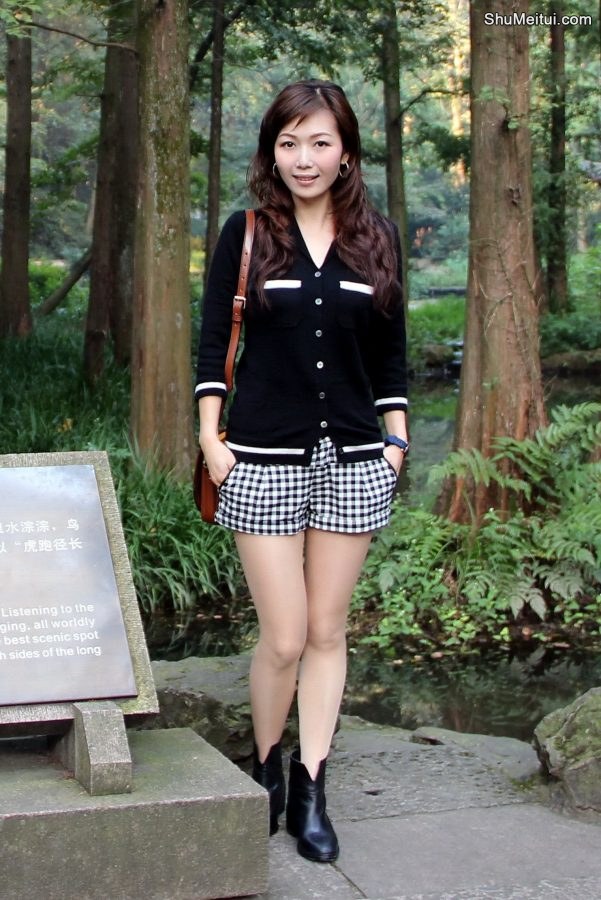 镜头前穿肉色丝袜尽显完美腿部的知风姐[第1张/共3张]