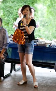 拍一名穿牛仔热裤的气质熟女