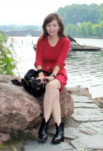 在西湖边秀丝袜长腿的成熟美女知风