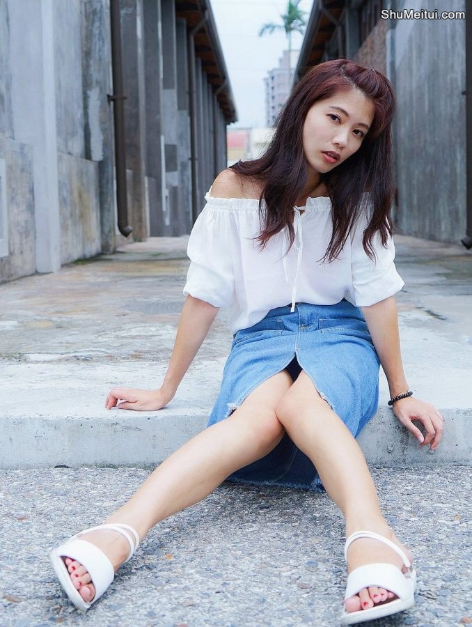 CC姐穿开叉牛仔裙外拍在水边把鞋也脱掉了[第23张/共41张]