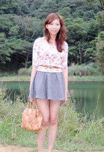 魅力的年轻人妻穿高跟鞋走进大自然