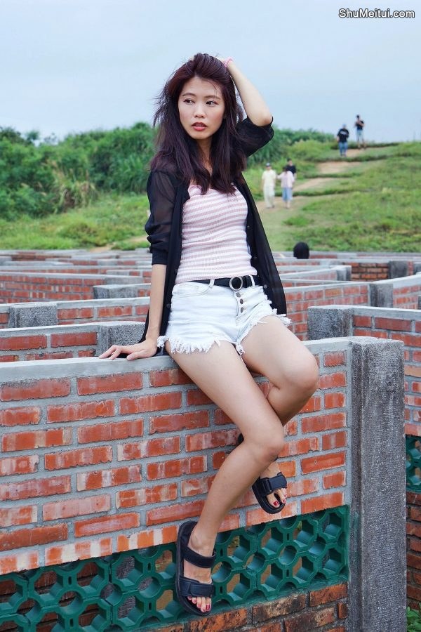 CC姐又再穿超短牛仔短裤秀美腿 不穿高跟鞋太可惜了[第38张/共50张]