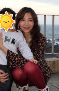 腿上穿了粉红色丝袜的美妇出门游玩