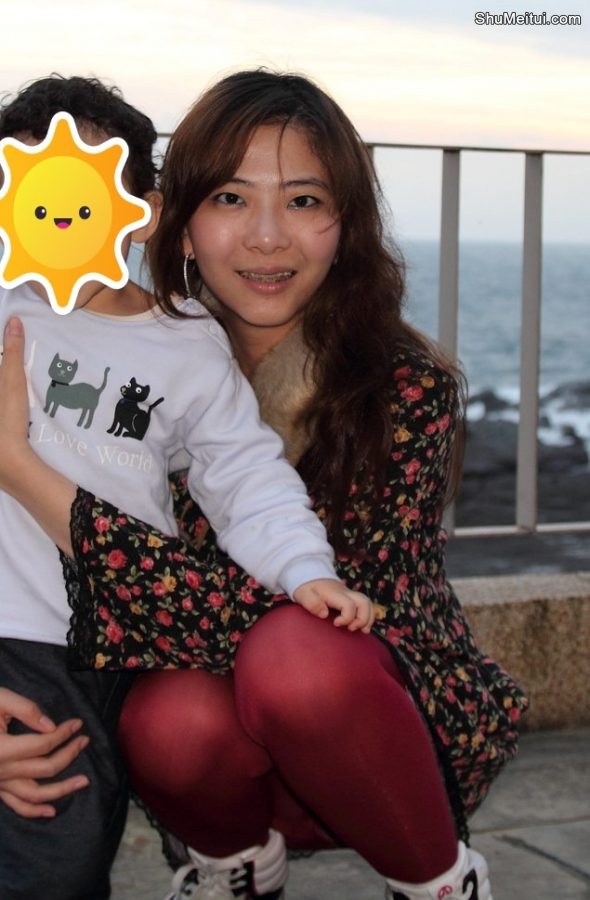 腿上穿了粉红色丝袜的美妇出门游玩[第9张/共11张]