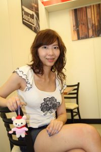 已婚成熟美女坐在餐椅上大腿交叉生活照