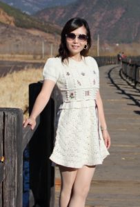 知风姐阳光下耀眼的肉色丝袜