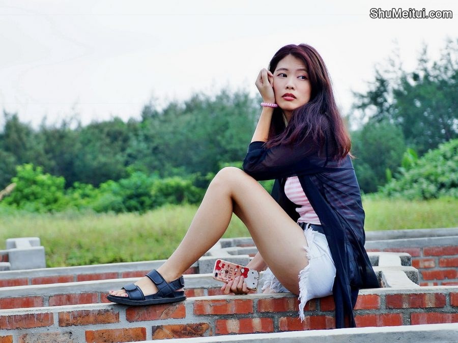 CC姐又再穿超短牛仔短裤秀美腿 不穿高跟鞋太可惜了[第28张/共50张]