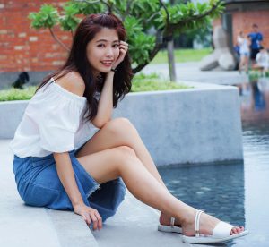 CC姐穿开叉牛仔裙外拍在水边把鞋也脱掉了