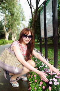 长发美女李鸽鸽户外穿着热裤配圆点肉色丝袜 展示长腿能看到袜根