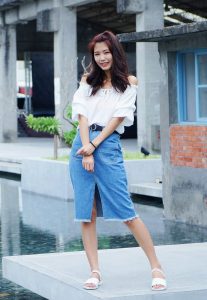 CC姐穿开叉牛仔裙外拍在水边把鞋也脱掉了