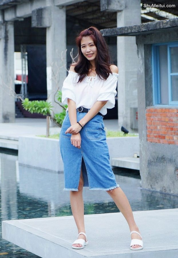 CC姐穿开叉牛仔裙外拍在水边把鞋也脱掉了[第7张/共41张]