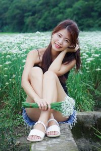 CC姐在韭菜花地里浪漫写真 超短牛仔裤给你无限遐想