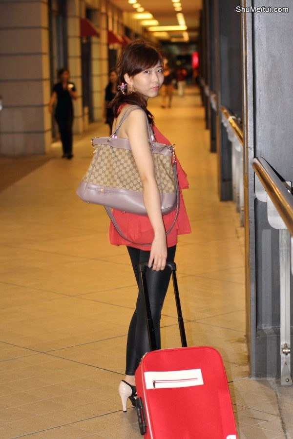 李鸽鸽婚后穿紧身打底裤展示腿部优美线条[第14张/共17张]