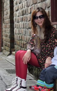 腿上穿了粉红色丝袜的美妇出门游玩