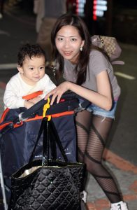 轻熟女姐姐穿条纹丝袜配运动鞋外出