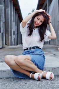 CC姐穿开叉牛仔裙外拍在水边把鞋也脱掉了