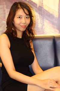 在家里和商场里穿包臀小短裙各种姿势秀美腿