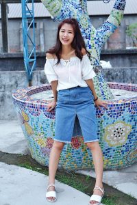 CC姐穿开叉牛仔裙外拍在水边把鞋也脱掉了