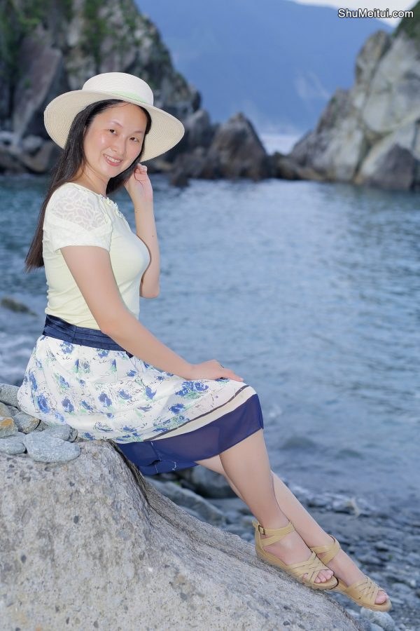 美丽风景中上围丰满的成熟美姐[第1张/共9张]