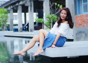 CC姐穿开叉牛仔裙外拍在水边把鞋也脱掉了