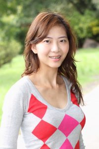 气质老婆李鸽鸽穿超短裙外出拍照有亮点