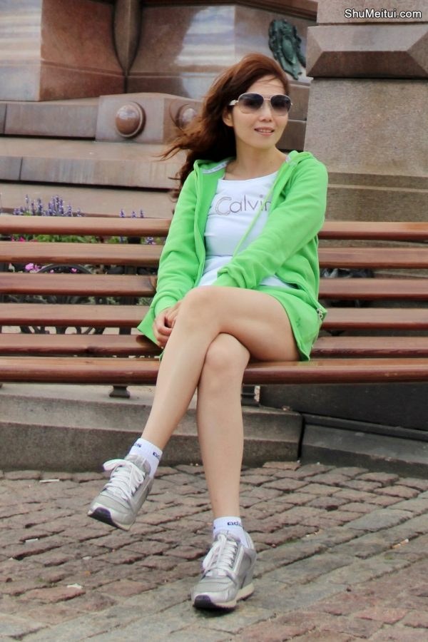 知风在赫尔辛基的蓝天白云下展示美好身材[第1张/共9张]