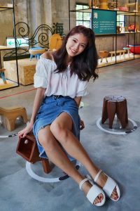 CC姐穿开叉牛仔裙外拍在水边把鞋也脱掉了