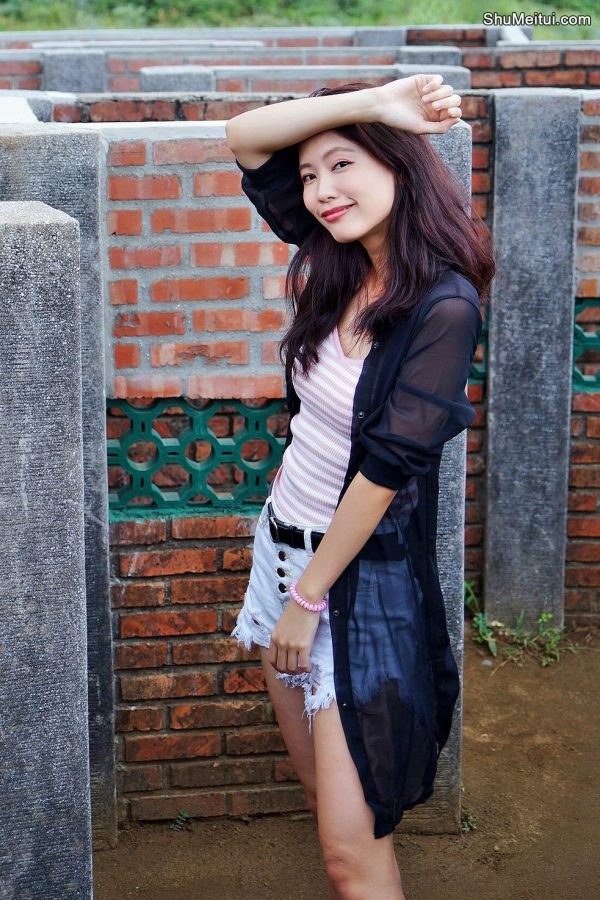 CC姐又再穿超短牛仔短裤秀美腿 不穿高跟鞋太可惜了[第45张/共50张]