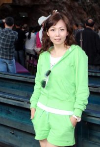 知风在赫尔辛基的蓝天白云下展示美好身材