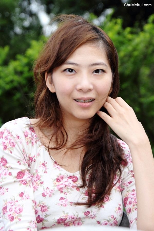 魅力的年轻人妻穿高跟鞋走进大自然[第8张/共8张]