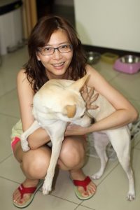 李鸽鸽在家穿短裤拖鞋和二哈拍合照