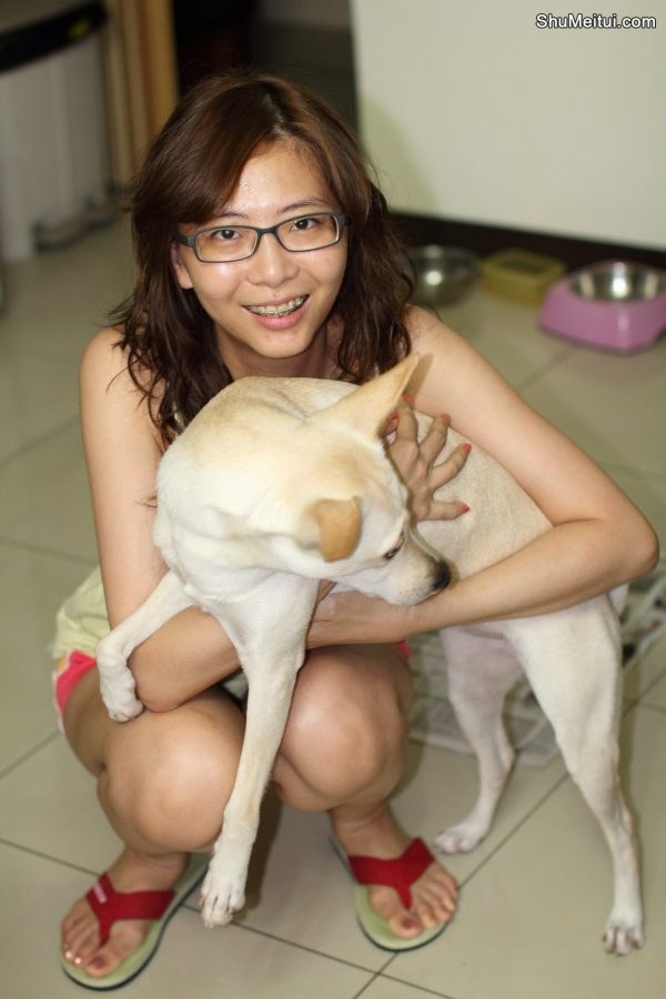 李鸽鸽在家穿短裤拖鞋和二哈拍合照[第4张/共6张]