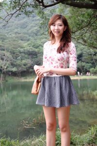 魅力的年轻人妻穿高跟鞋走进大自然