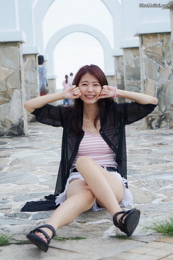 CC姐又再穿超短牛仔短裤秀美腿 不穿高跟鞋太可惜了[第1张/共50张]